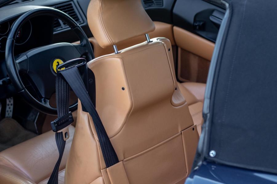 Интерьер Ferrari F355 Spider 1995 года  (фото 82 из 149)